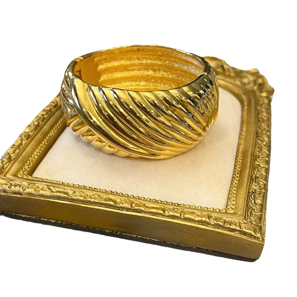 Wide Chunky Linear Ribbed Gold Tone‎ Bangle Bracelet Vintage Jewelry Boho Mod